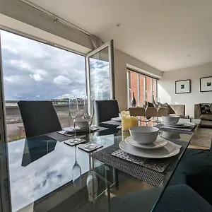 Quayside With Riverside Views & Parking Apartment