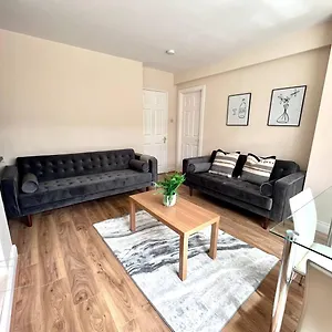 4 Bedroom House With Driveway Holiday home